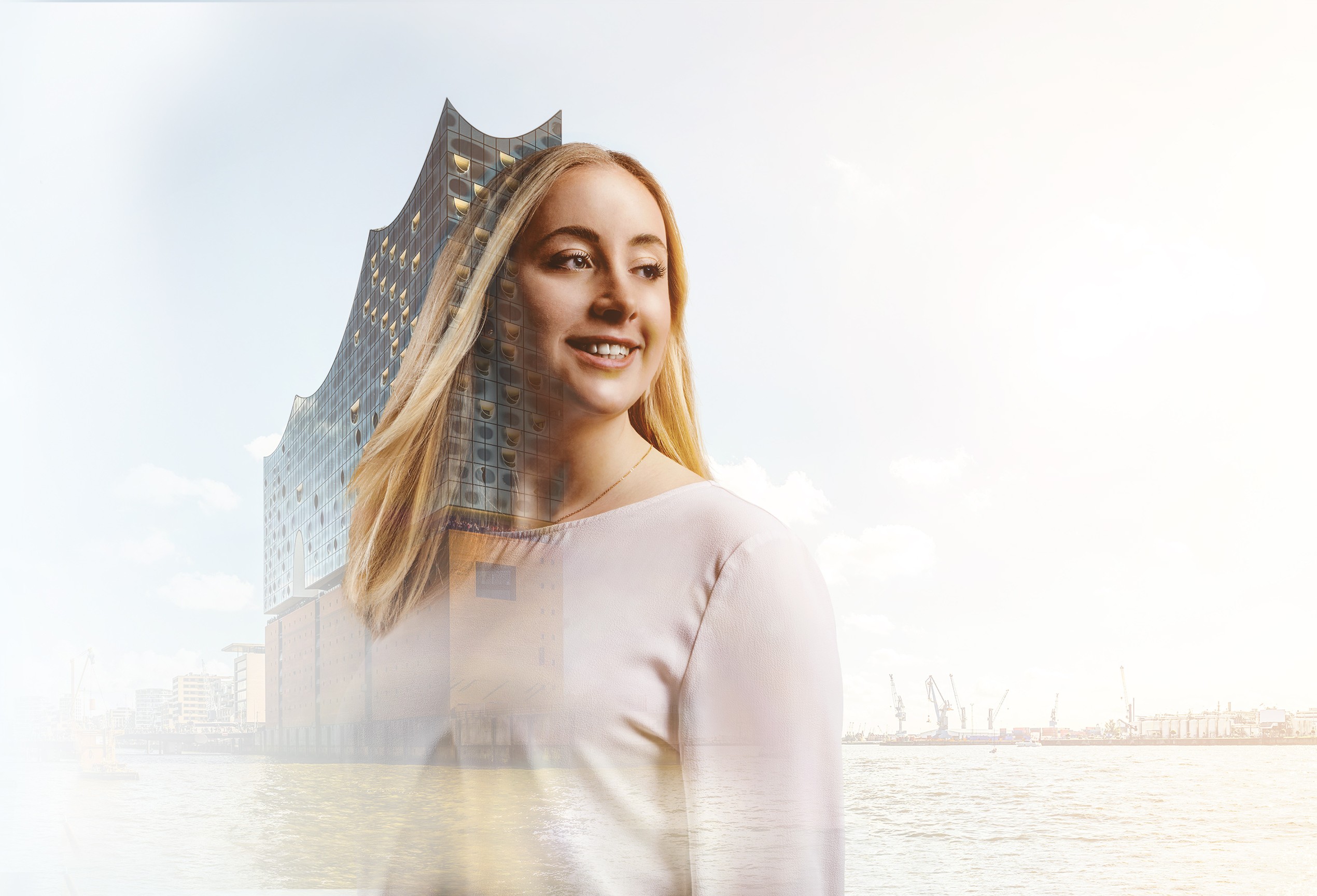 Studentin Franziska mit Blick auf den Hamburger Hafen und der Elbphilharmonie im Hintergrund