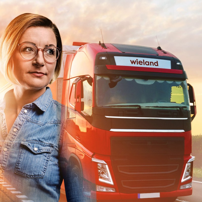 Vertriebsmitarbeiterin Rilana mit Wieland-LKW auf Straße im Hintergrund