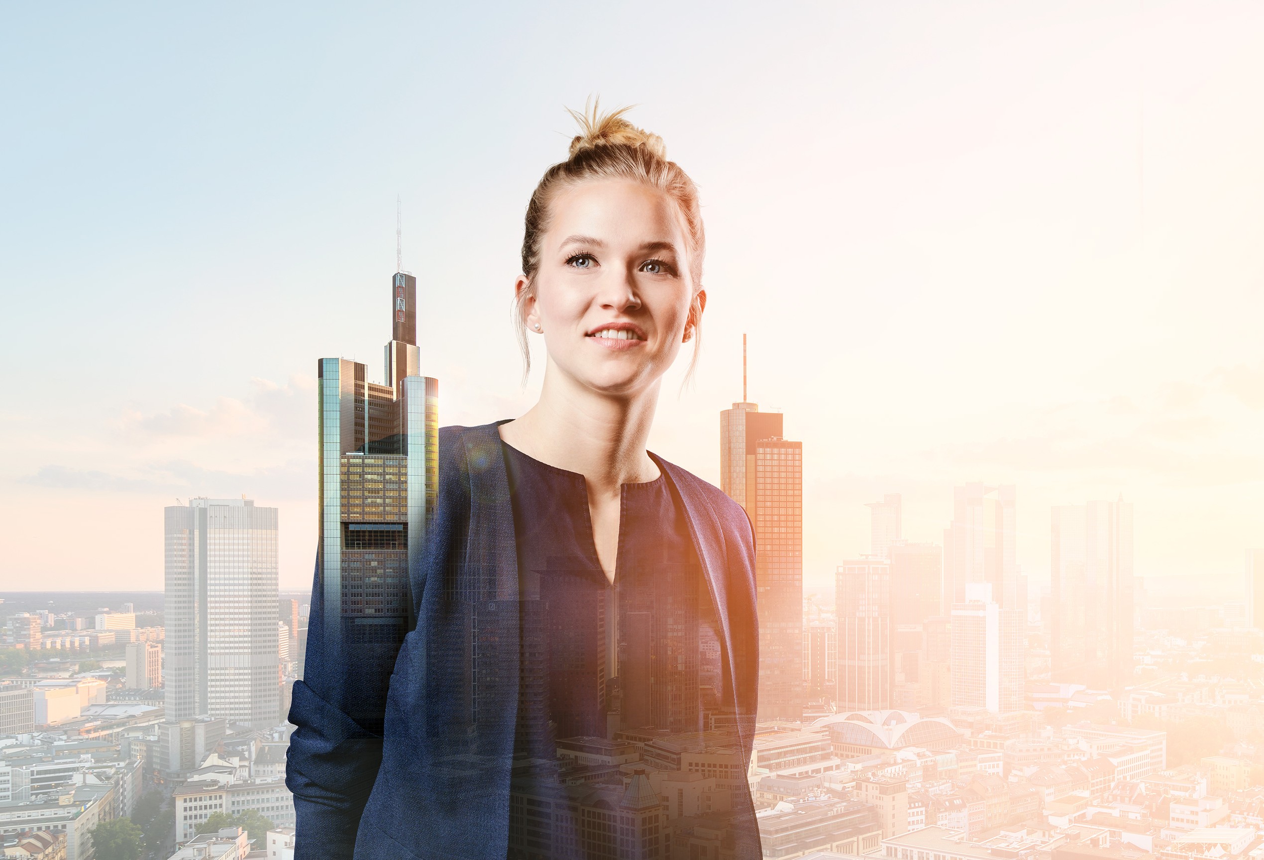 Kundenberaterin Anke mit der Skyline im Hintergrund