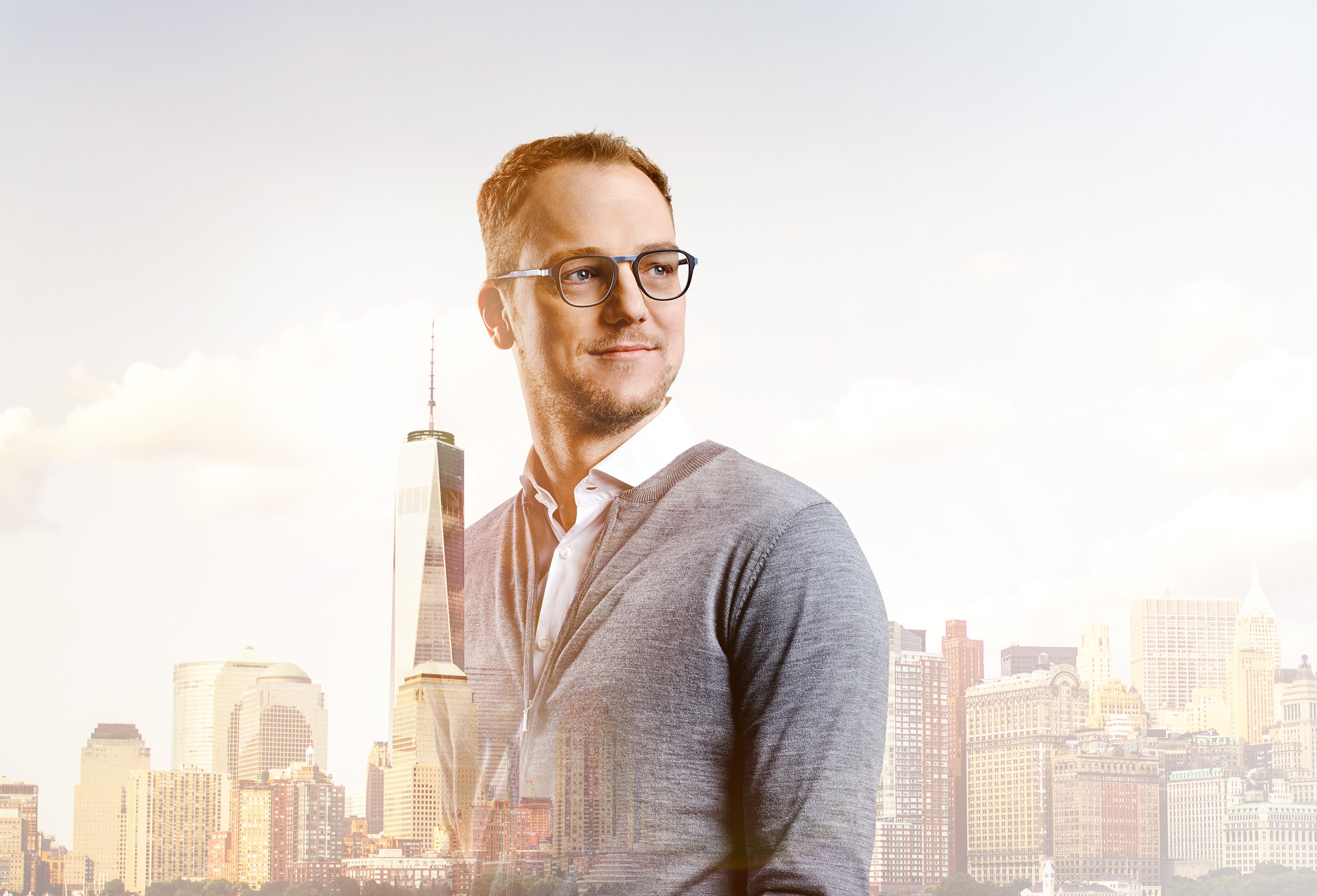 IT-Experte Andy mit der Skyline von New York im Hintergrund