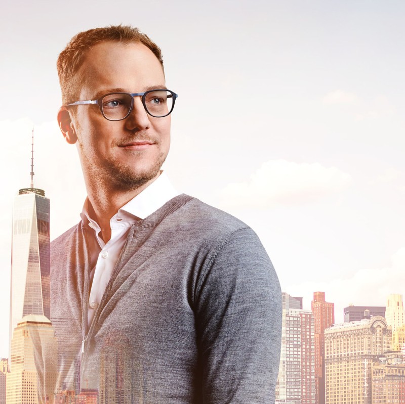 IT-Experte Andy mit der Skyline von New York im Hintergrund