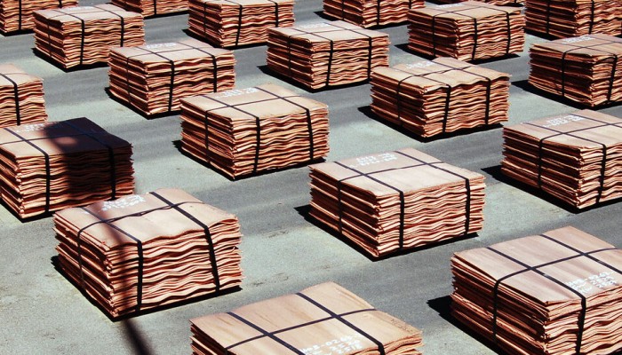 Gebündelte Kupferkatoden nebeneinander bereit zum Recycling