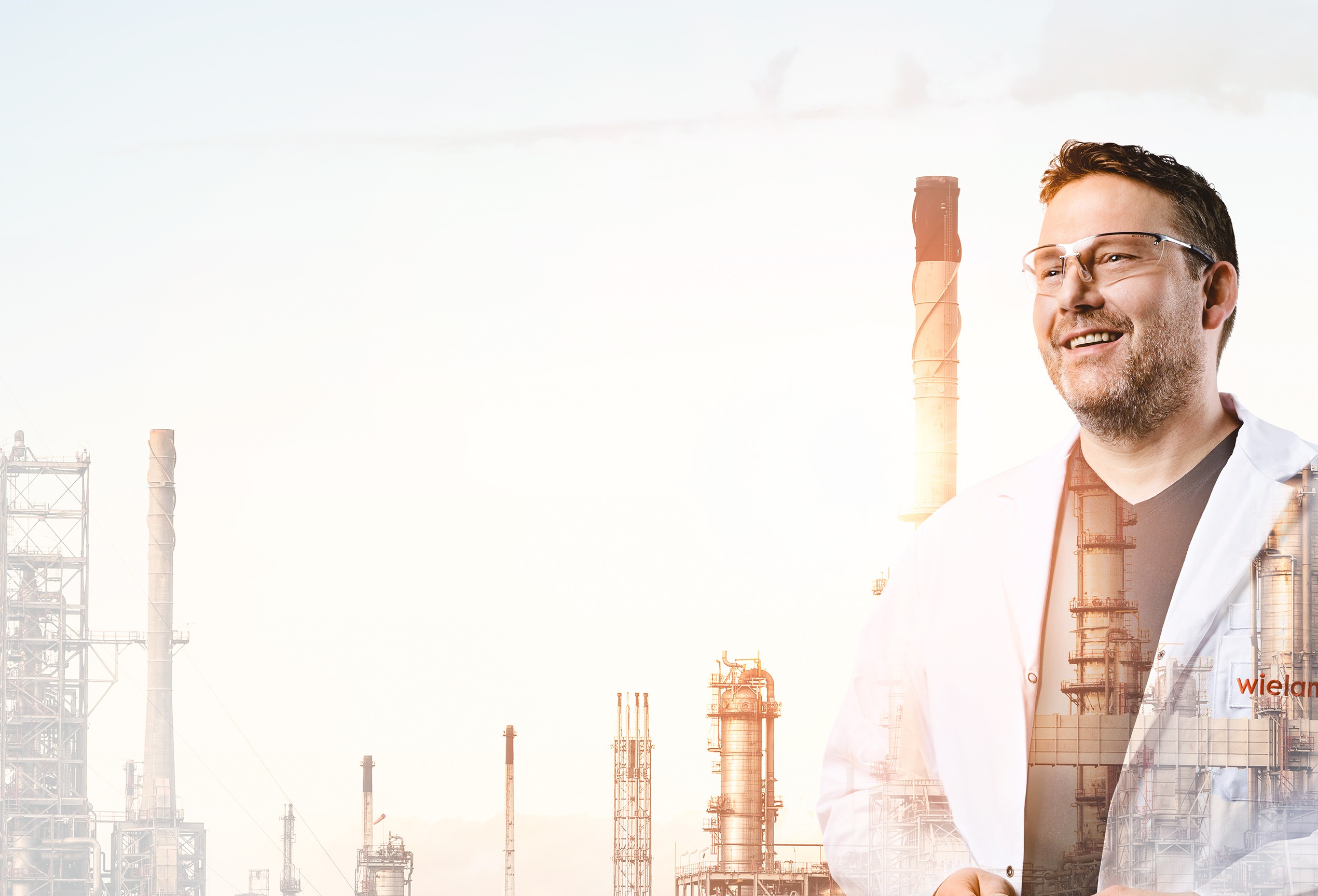 Oberflächentechniker Richard mit Fabrikanlage im Hintergrund