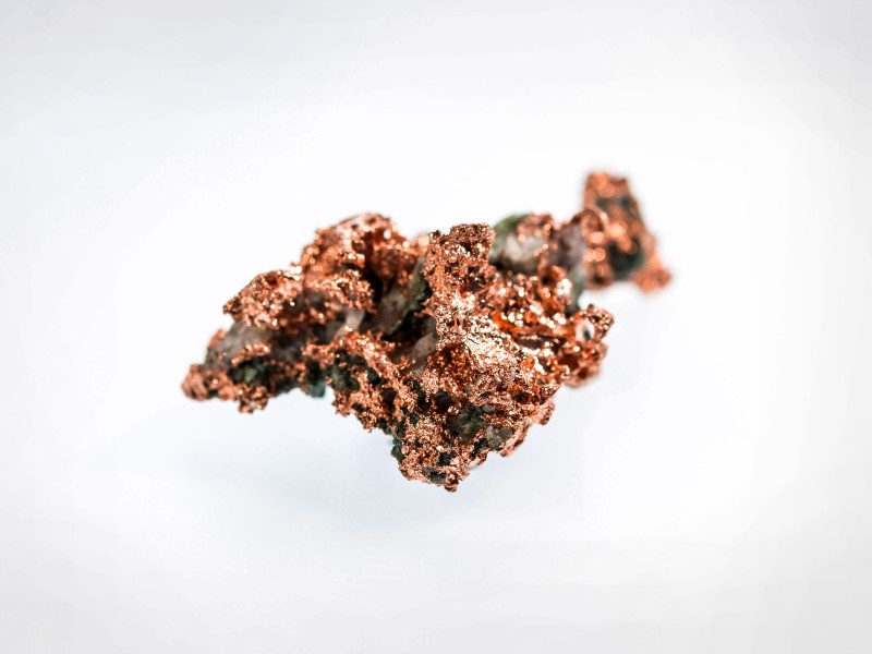 Ein Stück unverarbeitetes Kupfer auf weißem Hintergrund