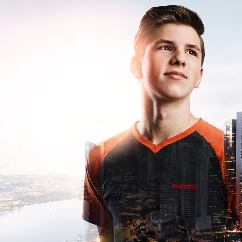 Auszubildender Noah mit Skyline von Singapur im Hintergrund