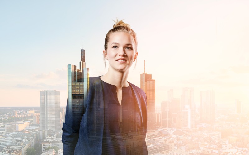 Kundenberaterin Anke mit der Skyline im Hintergrund