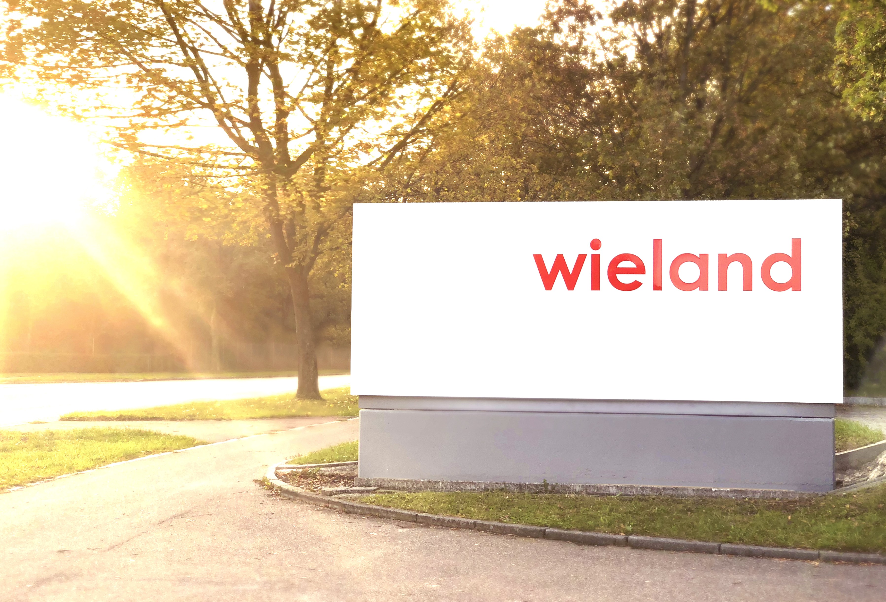 Wieland-Firmenschild im Sonnenschein