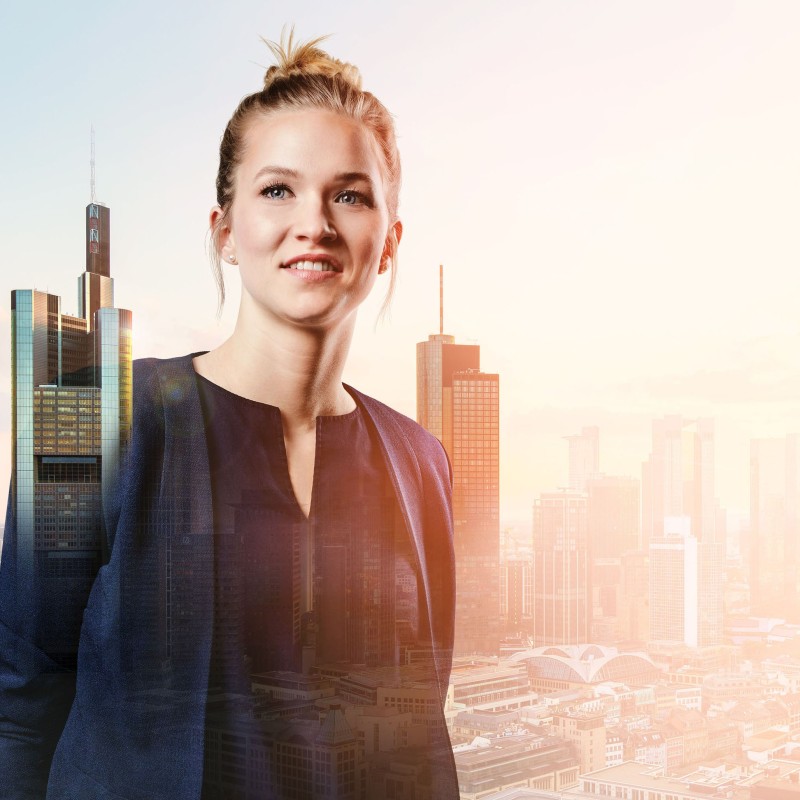 Kundenberaterin Anke mit der Skyline im Hintergrund
