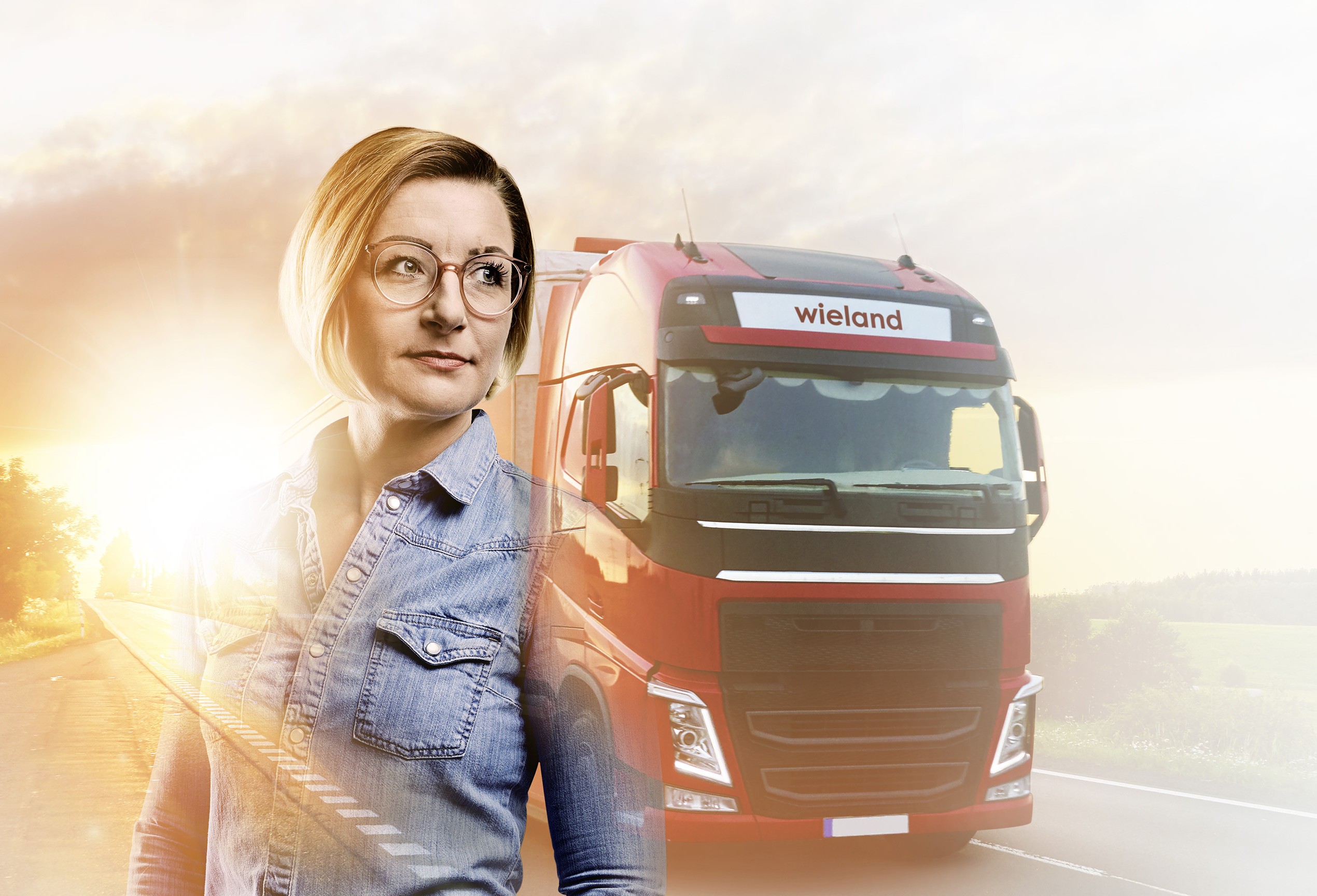 Vertriebsmitarbeiterin Rilana mit Wieland-LKW auf Straße im Hintergrund