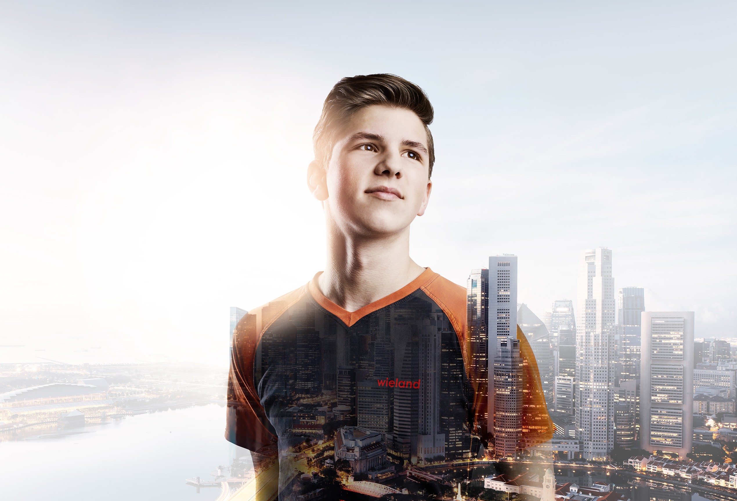 Auszubildender Noah mit Skyline von Singapur im Hintergrund