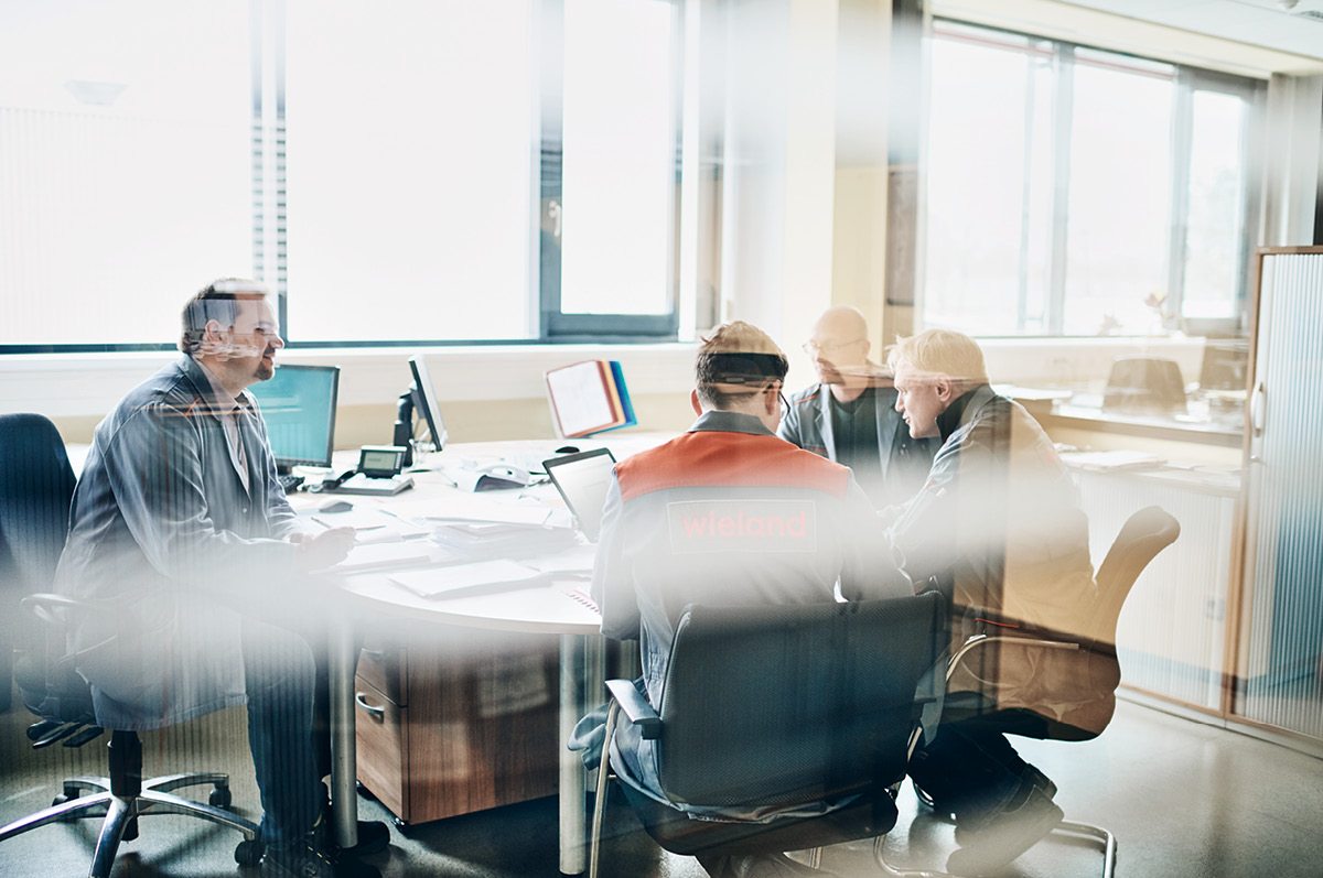 Gruppe Ingenieure sitzt in einem Meeting