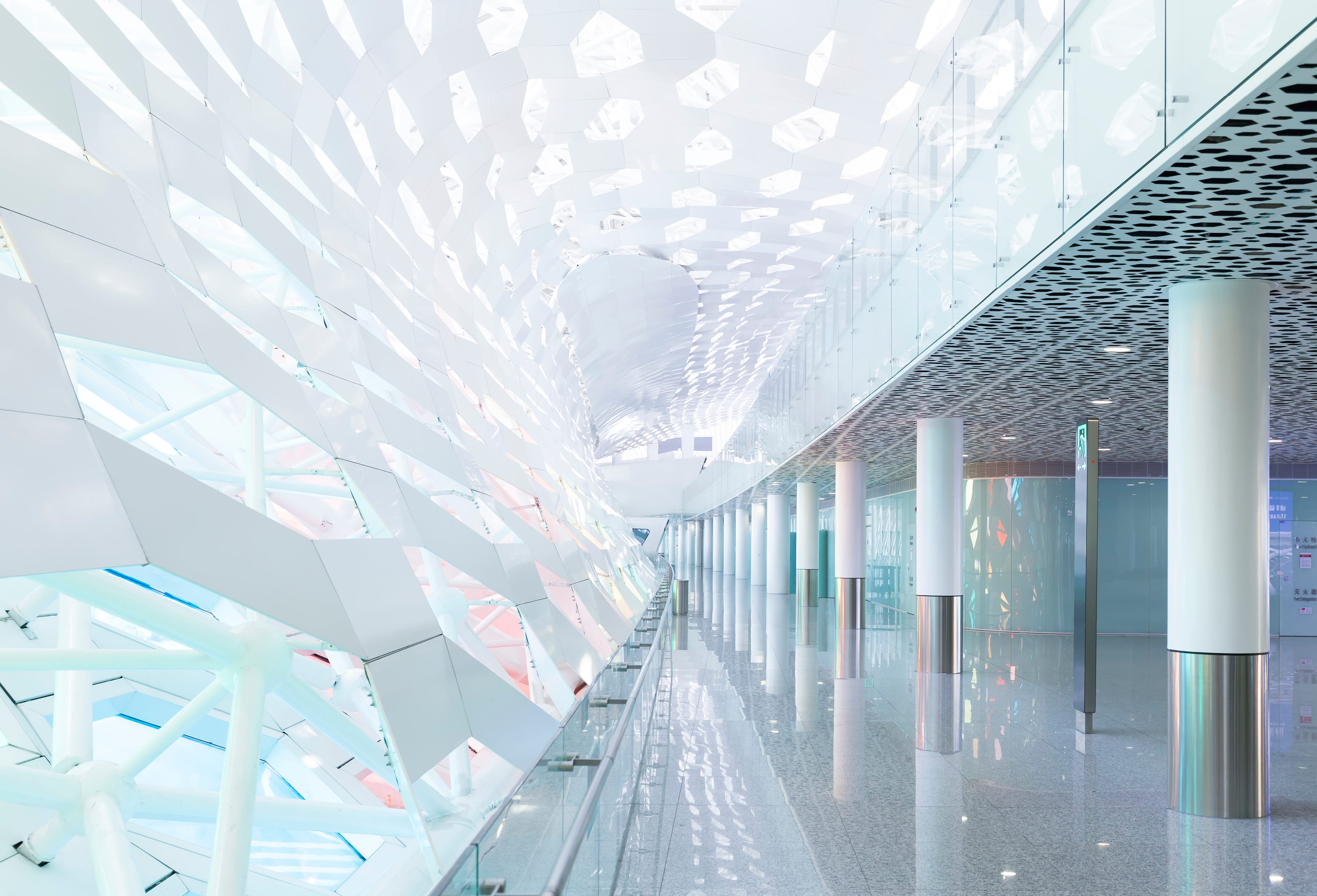 Heller Flur eines modernen Messegebäudes